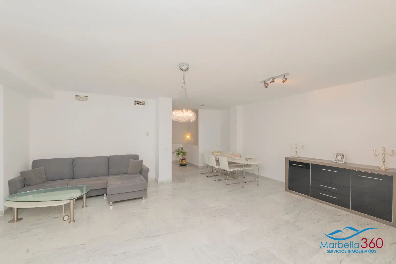 Sala d'estar de Casa adosada en venda en Marbella amb Aire condicionat, Jardí privat i Terrassa