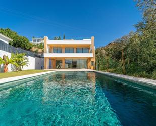 Vista exterior de Casa o xalet en venda en Benalmádena amb Jardí privat, Terrassa i Piscina