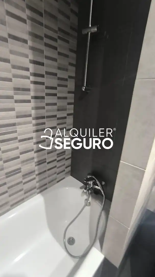 Bany de Pis de lloguer en Sevilla amb Aire condicionat, Terrassa i Piscina