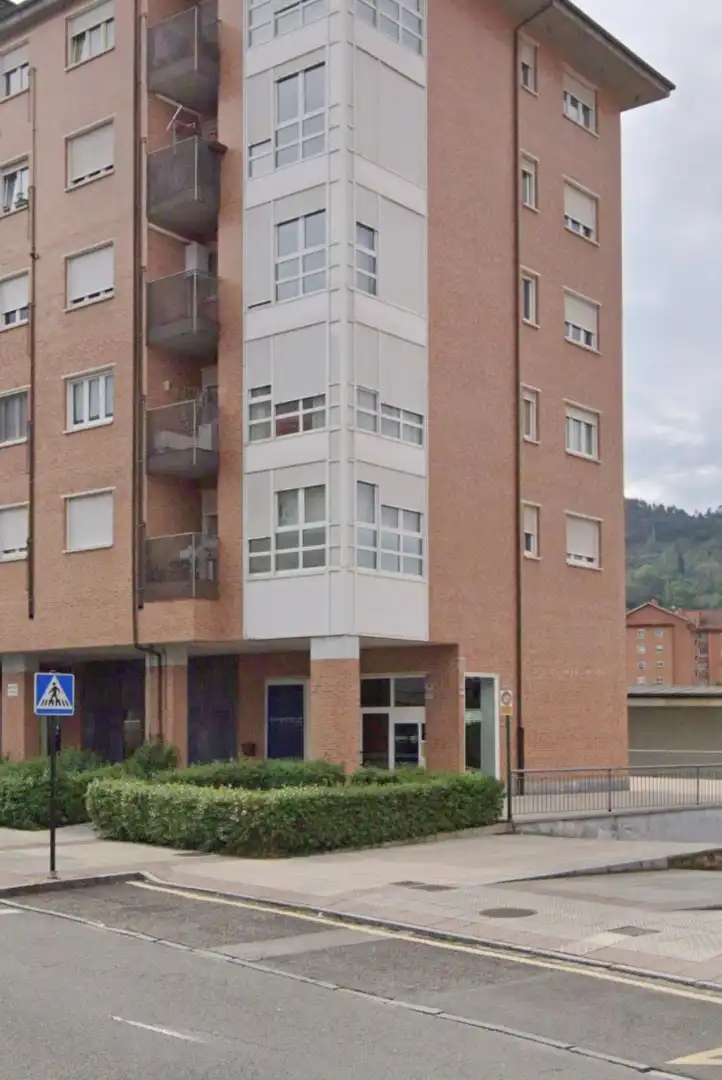 Vista exterior de Local en venda en Oviedo 