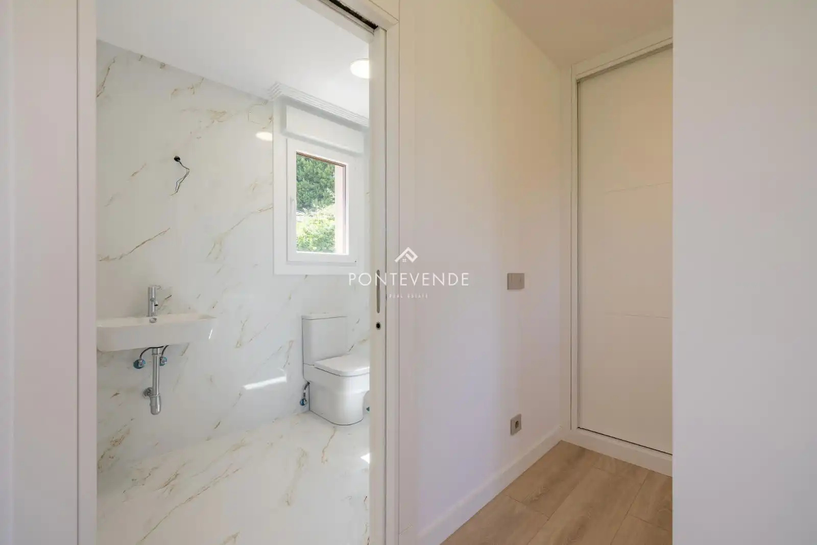 Bathroom of Houses for sale in Sanxenxo  with Private garden, Parquet flooring and Terrace