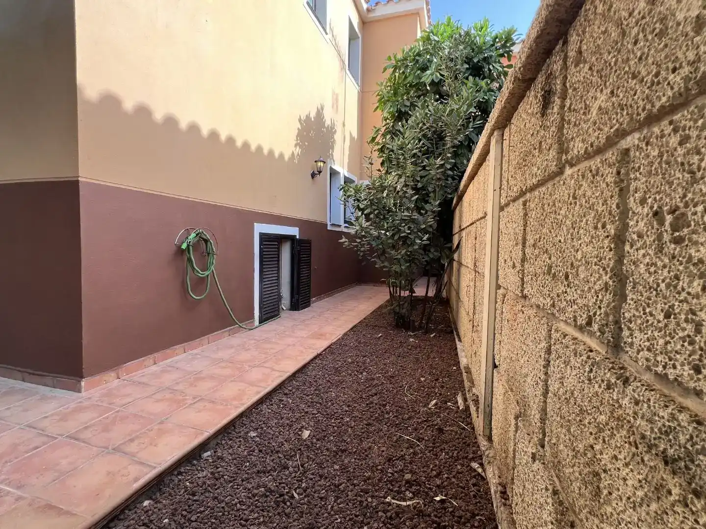 Vista exterior de Casa o xalet en venda en Arona amb Aire condicionat, Parquet i Traster