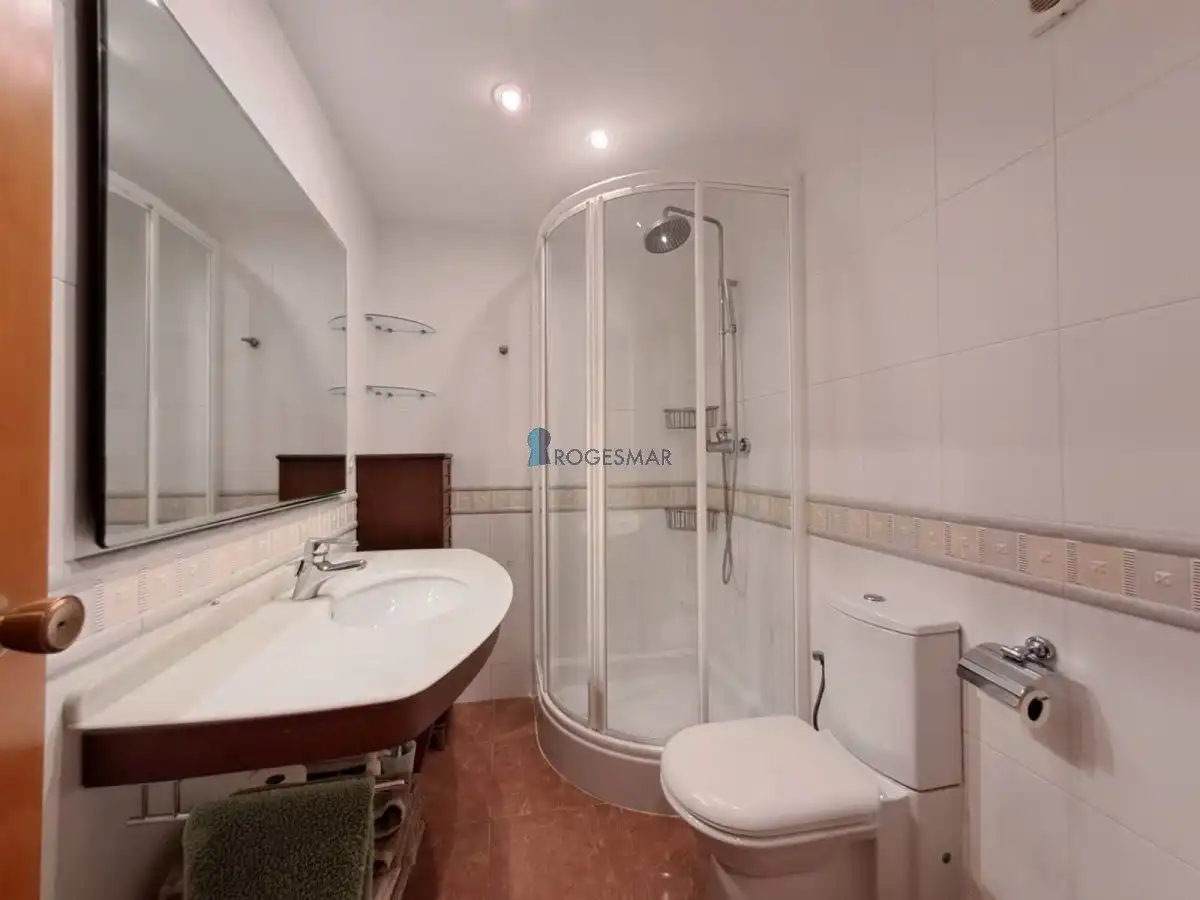 Bany de Apartament en venda en Benicasim / Benicàssim amb Terrassa, Traster i Piscina comunitària