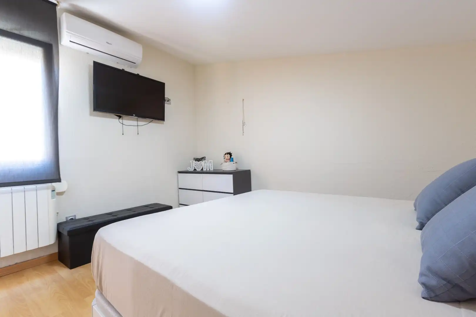 Schlafzimmer von Einfamilien-Reihenhaus zum Verkauf in Roses mit Klimaanlage, Heizung und Terrasse