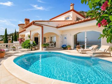 Casa amb piscina en venda a Carrer d'Osca