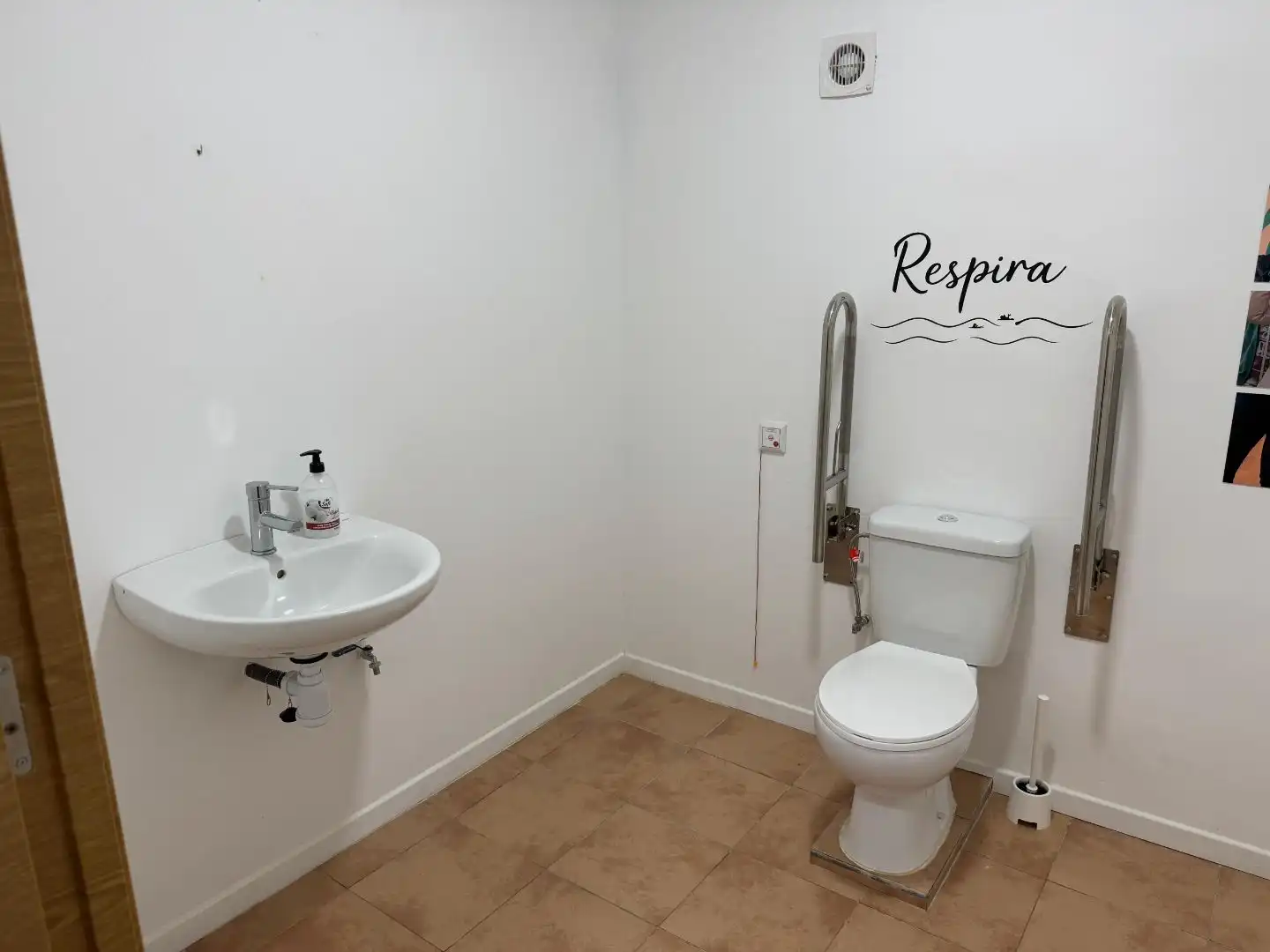 Bathroom of Commercial properties for rent in Armilla