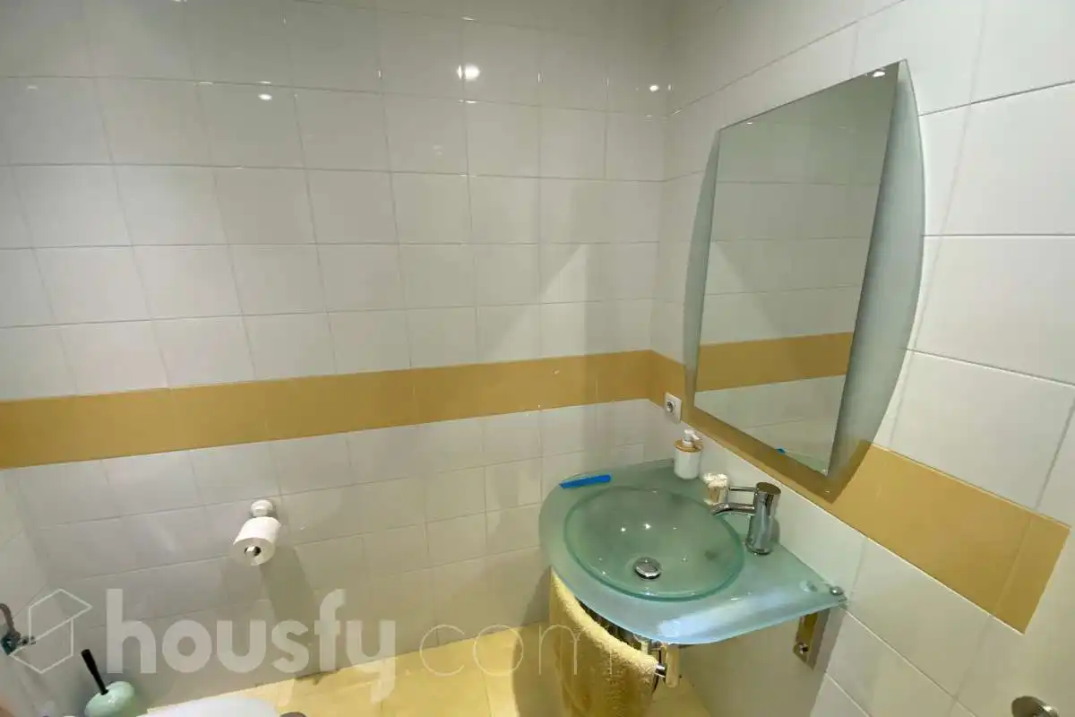 Badezimmer von Wohnung zur Miete in Sevilla mit Klimaanlage, Terrasse und Balkon