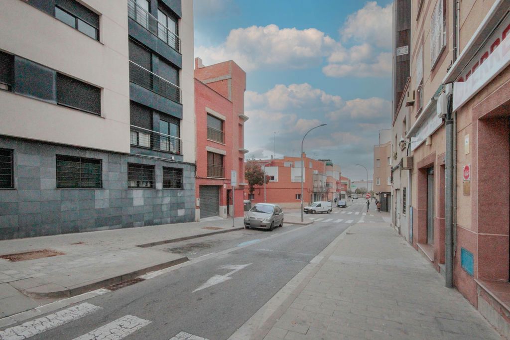 Vista exterior de Edifici en venda en Terrassa