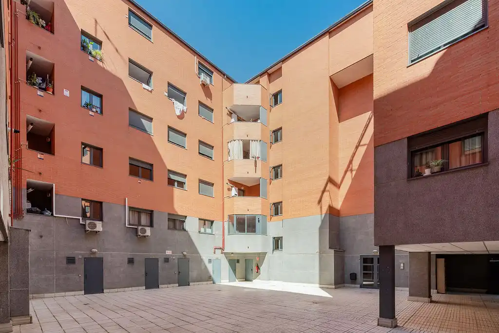 Vista exterior de Piso en venta en Pinto con Trastero y Piscina