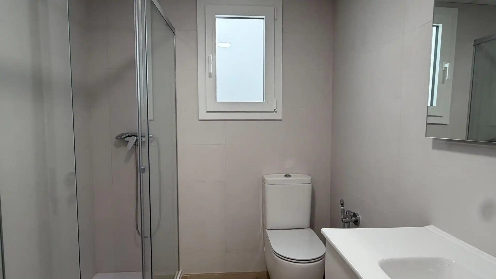 Bany de Apartament de lloguer en Valencia amb Aire condicionat, Calefacció i Moblat