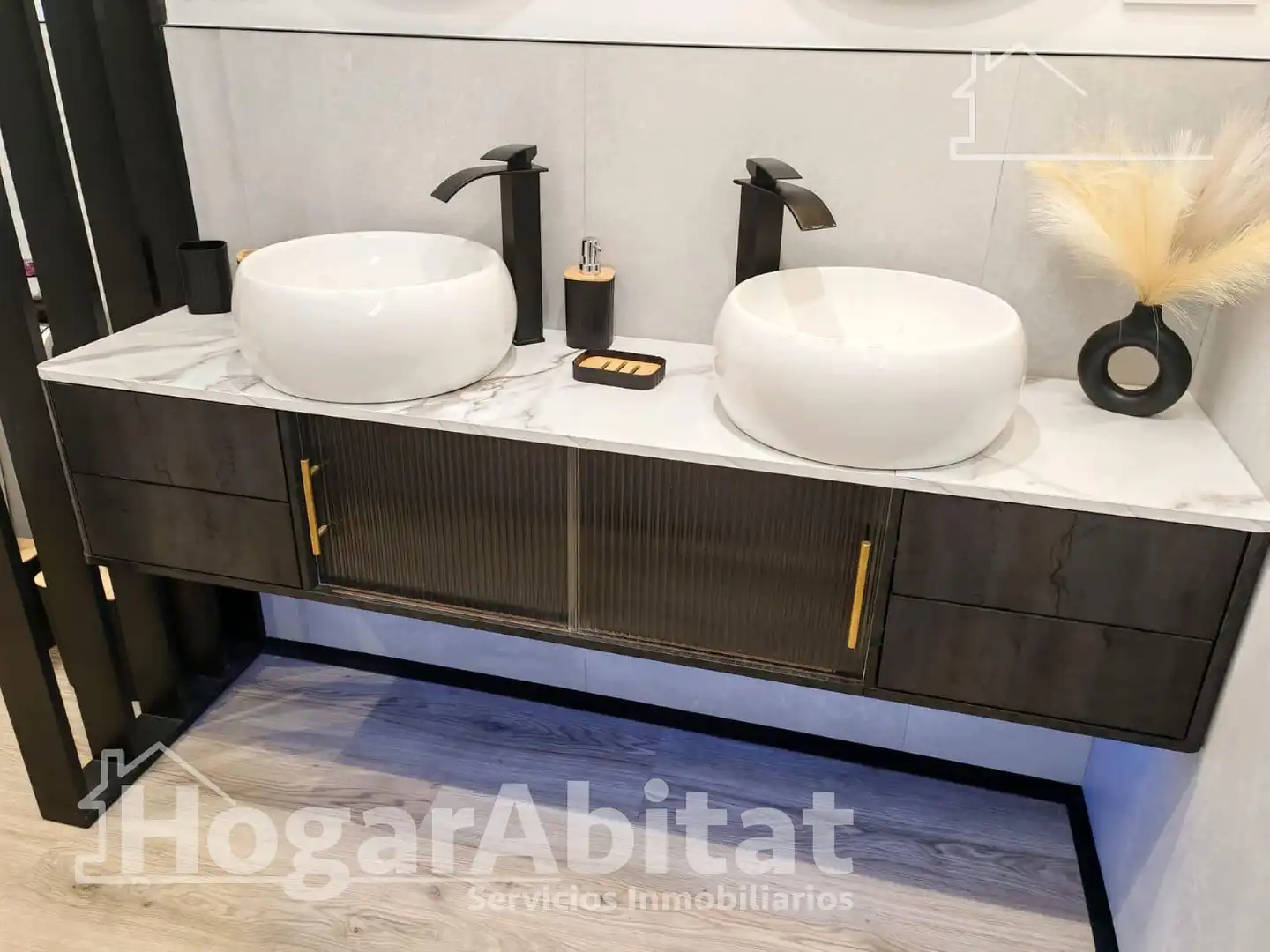 Bathroom of Attic for sale in Picassent  with Parquet flooring, Terrace and Furnished