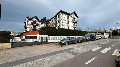 Plaza de garaje con gran altura.