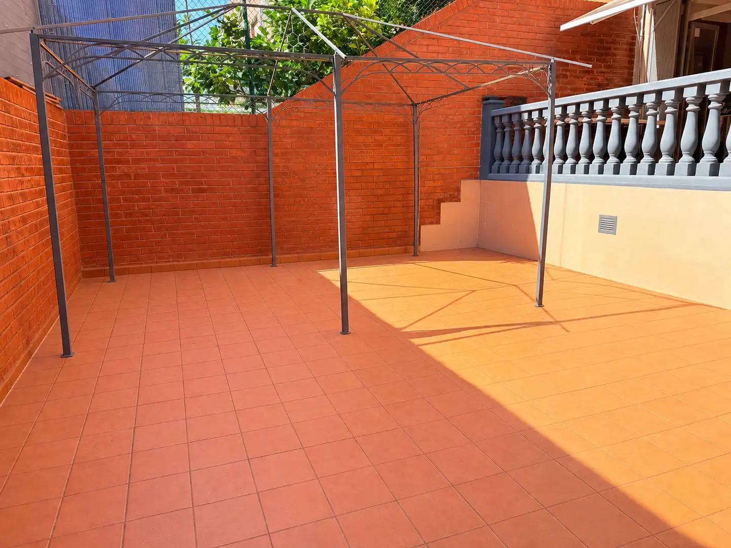 Terrasse von Erdgeschoss zur Miete in Sant Adrià de Besòs mit Klimaanlage, Heizung und Privatgarten