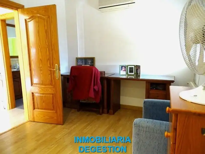 Sala d'estar de Casa o xalet en venda en Linares amb Aire condicionat, Calefacció i Jardí privat
