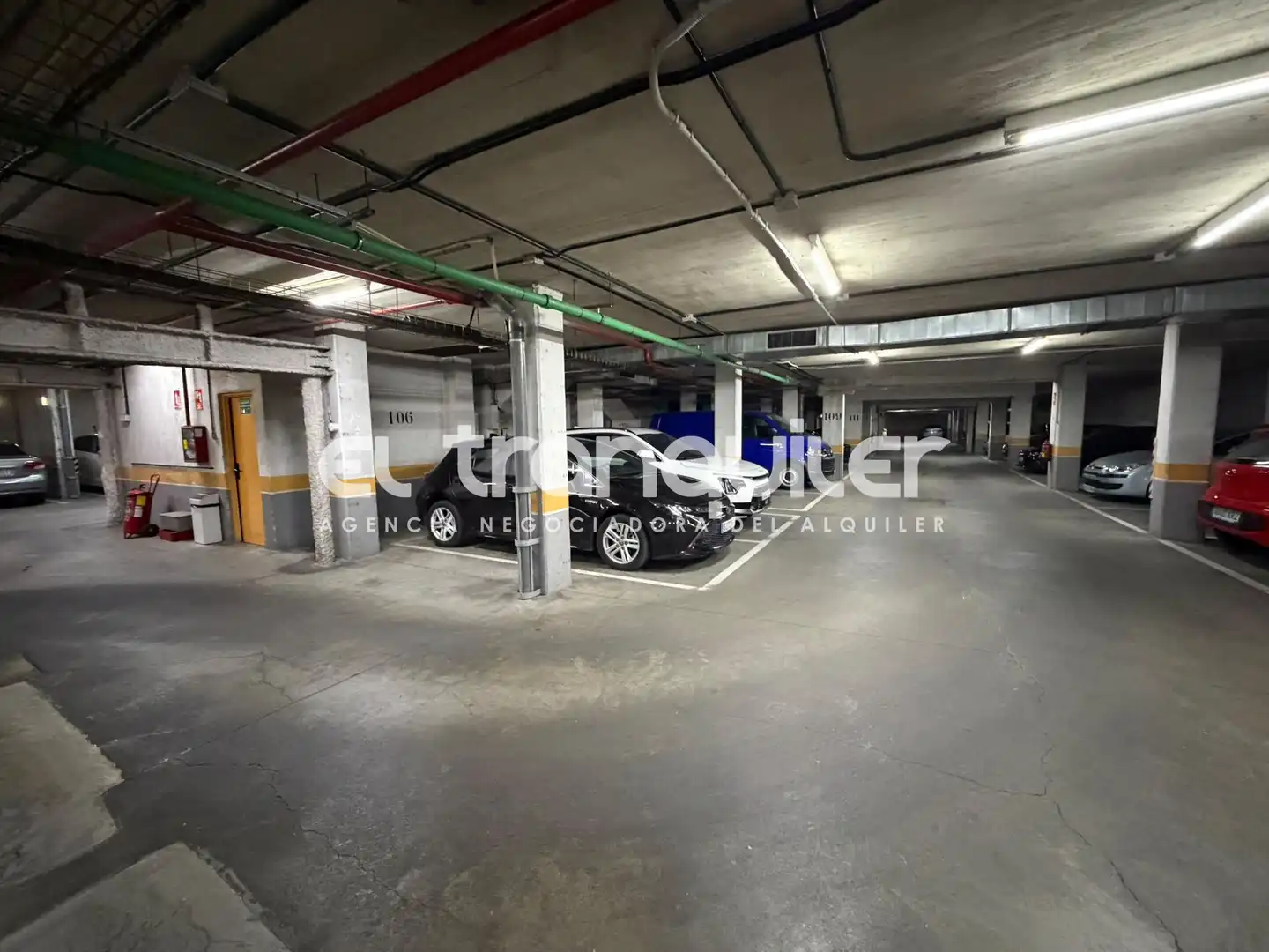 Parking of Flat for rent in Madrid  with Air Conditioner, Parquet flooring and Furnished