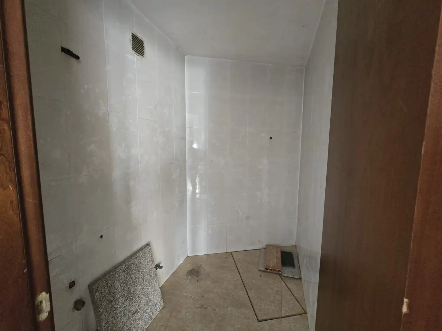 Baño de Local en venta en Canovelles