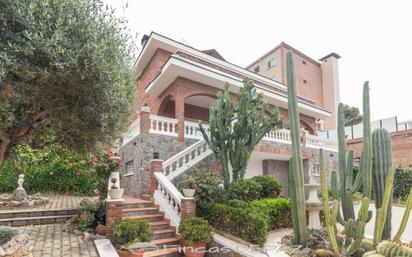 Vista exterior de Casa o xalet en venda en Castelldefels amb Piscina