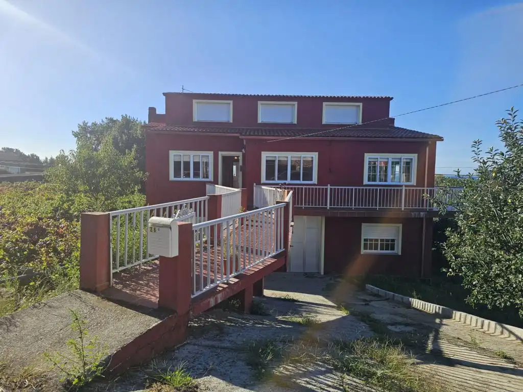 Vista exterior de Casa o xalet en venda en Boiro amb Calefacció, Jardí privat i Parquet