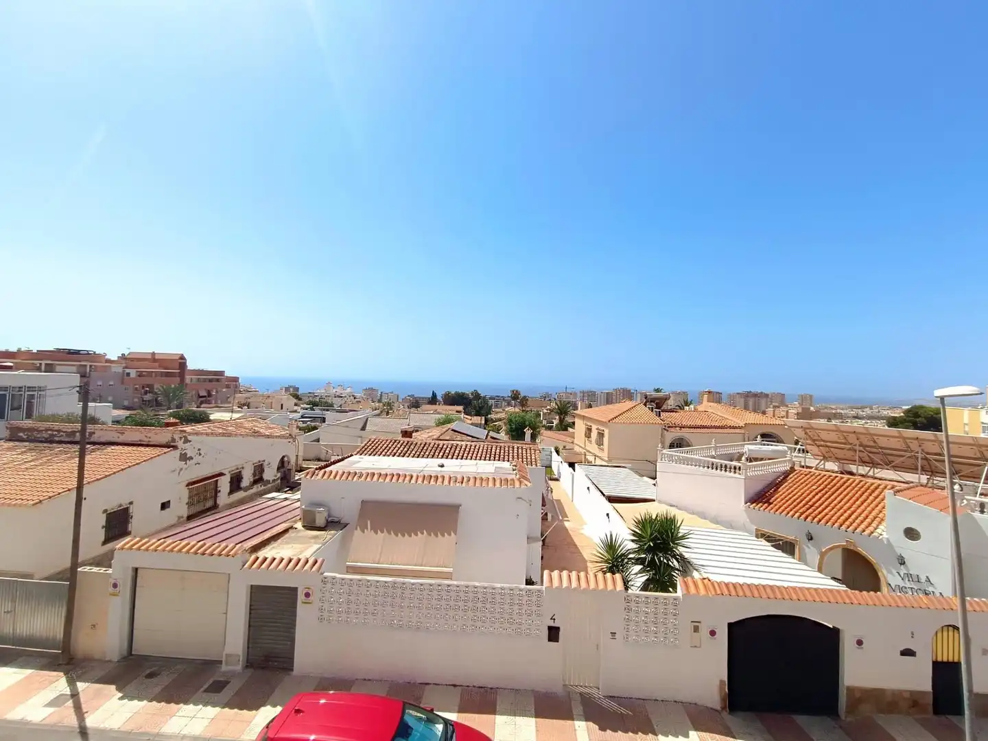 Vista exterior de Casa o xalet en venda en Roquetas de Mar amb Terrassa, Balcó i Piscina comunitària