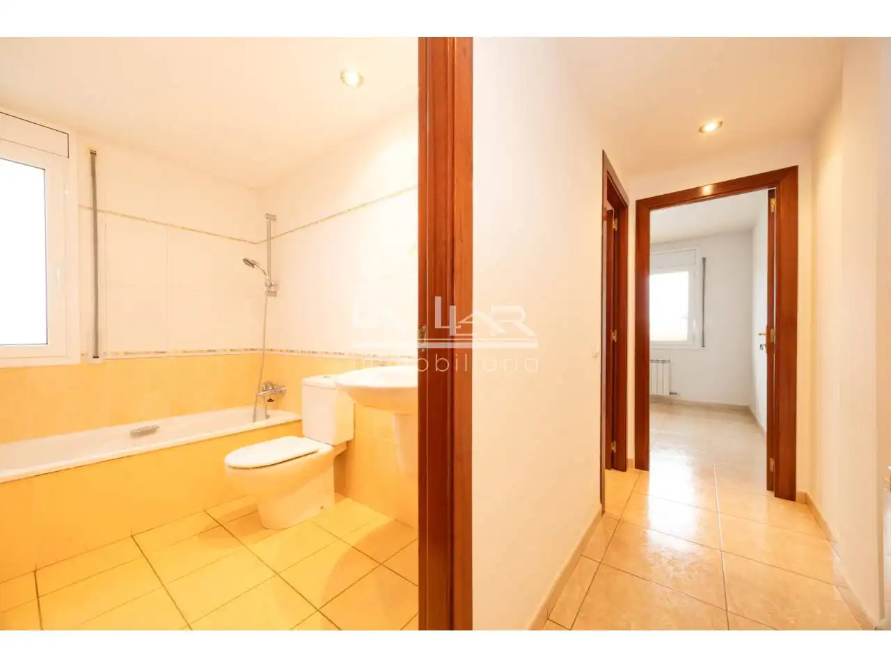 Baño de Ático en venta en Vic con Calefacción, Terraza y Trastero
