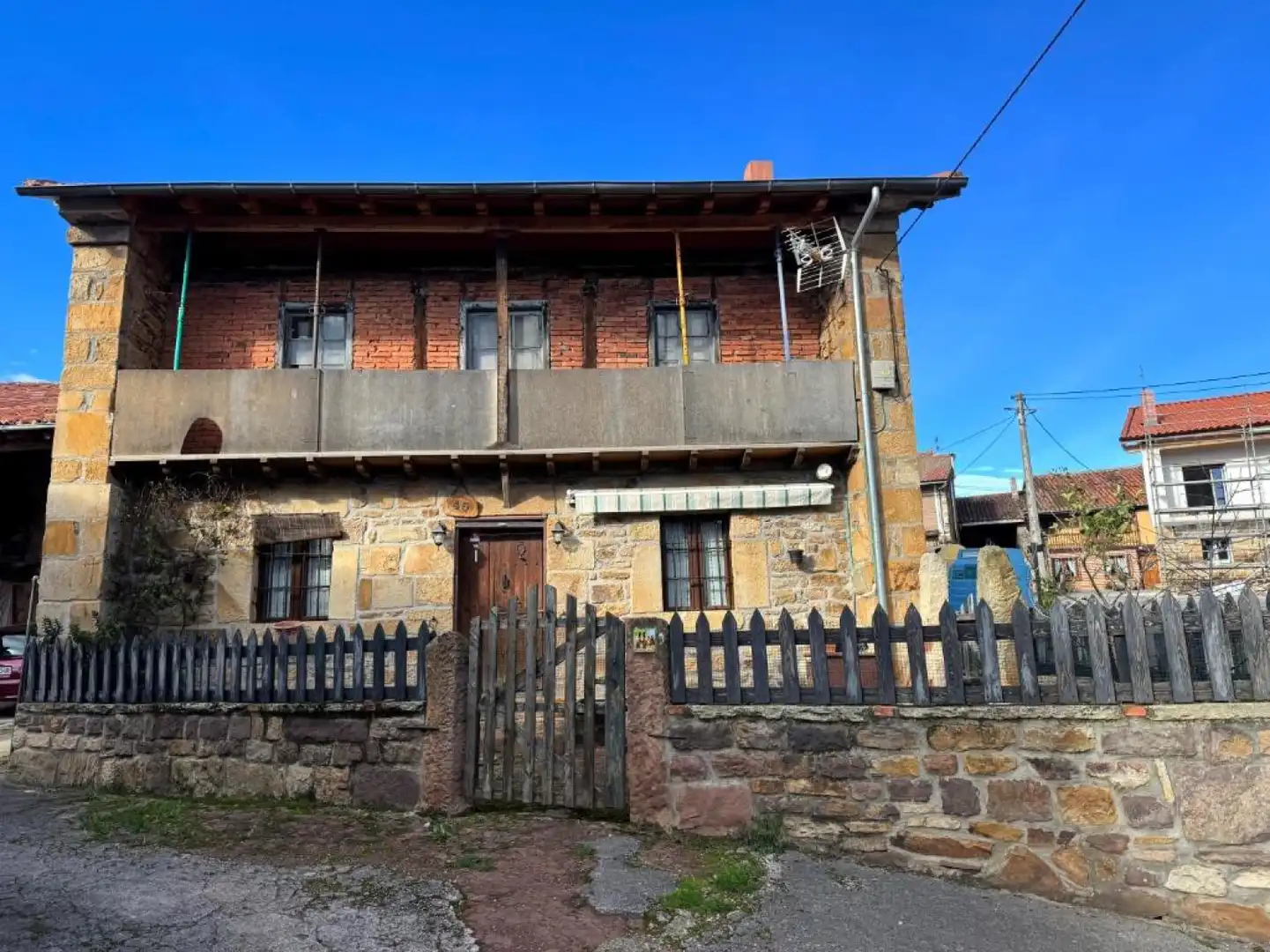 Vista exterior de Casa adosada en venda en Arenas de Iguña amb Jardí privat, Terrassa i Traster