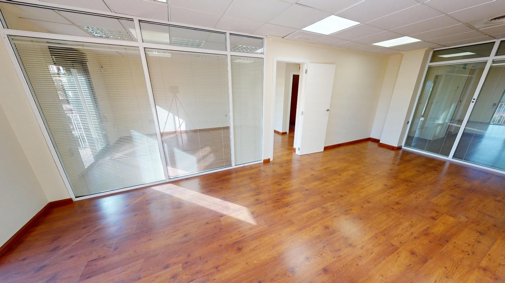 Office to rent in  Valencia Capital  with Air Conditioner