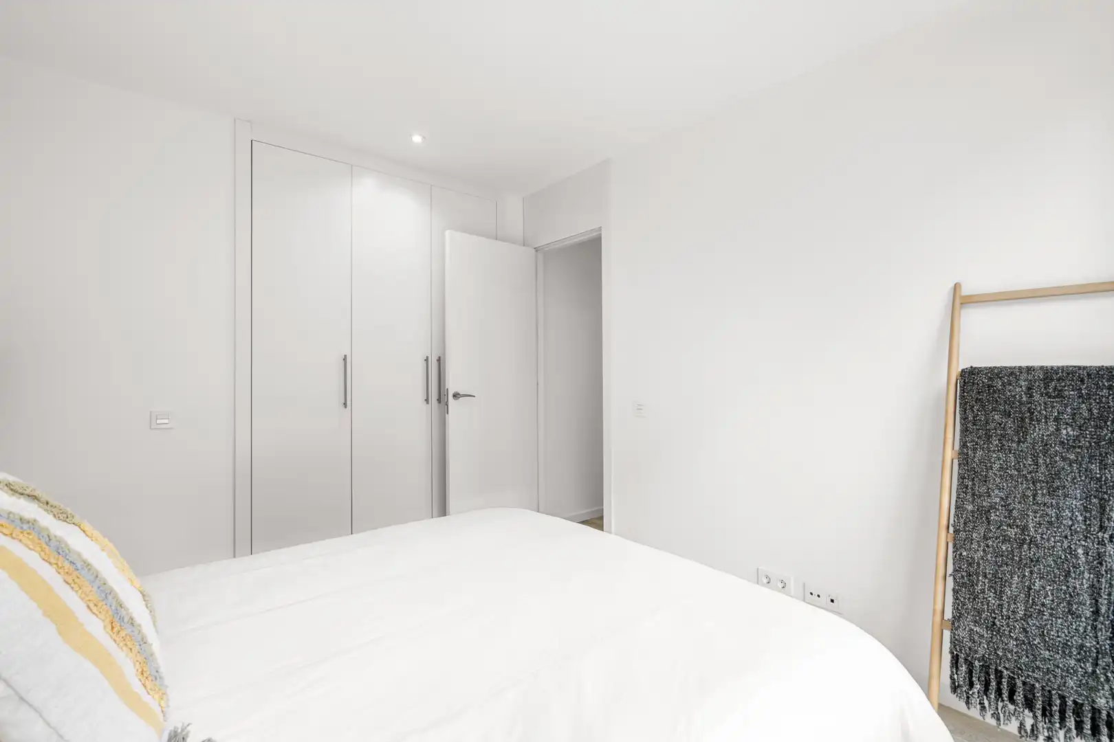 Habitación de Casa adosada de alquiler en Estepona con Aire acondicionado, Terraza y Piscina