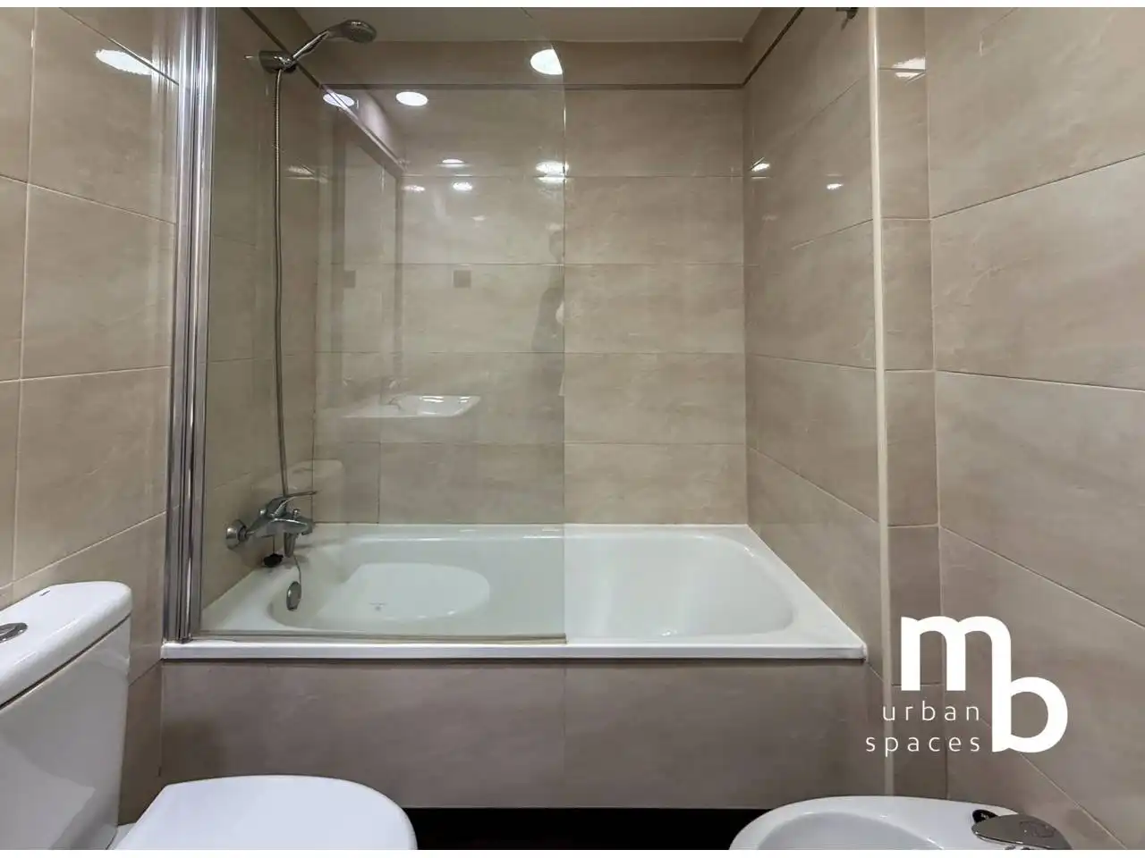 Bathroom of Flat for rent in Madrid  with Air Conditioner, Heating and Swimming Pool