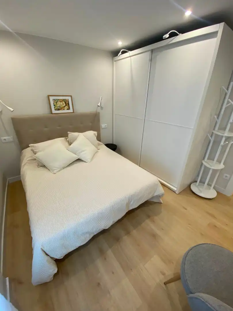 Schlafzimmer von Wohnung zur Miete in Gijón  mit Heizung, Parkett und Möbliert