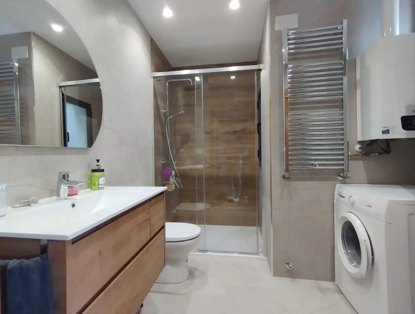Badezimmer von Dachboden zur Miete in Oviedo  mit Heizung, Möbliert und Balkon