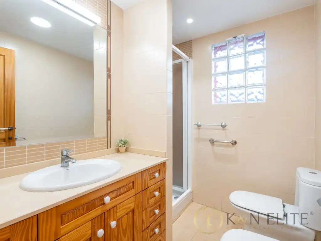 Bany de Casa o xalet de lloguer en Riba-roja de Túria amb Terrassa i Piscina comunitària