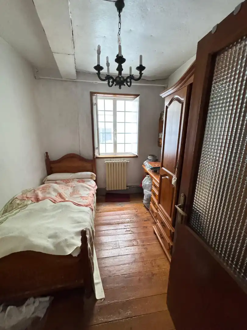 Dormitori de Casa o xalet en venda en Pontevedra Capital  amb Jardí privat, Traster i Moblat