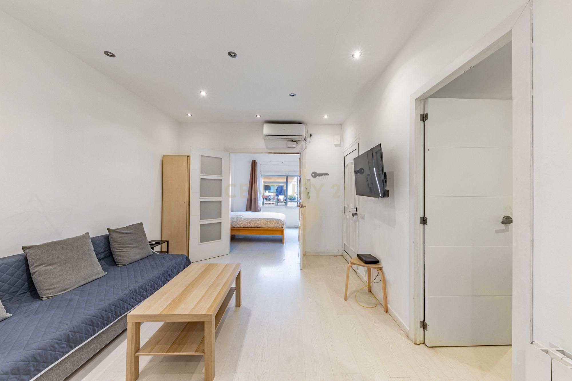 Living room of Flat for sale in Santa Coloma de Gramenet  with Air Conditioner, Oven and Washing machine