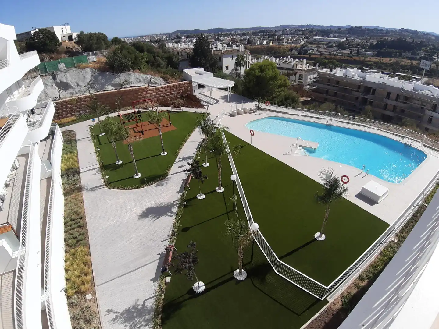 Piscina de Ático de alquiler en Fuengirola con Terraza, Trastero y Jacuzzi