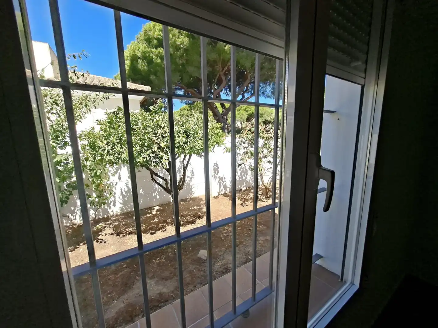 Vista exterior de Casa o xalet en venda en Chiclana de la Frontera amb Jardí privat