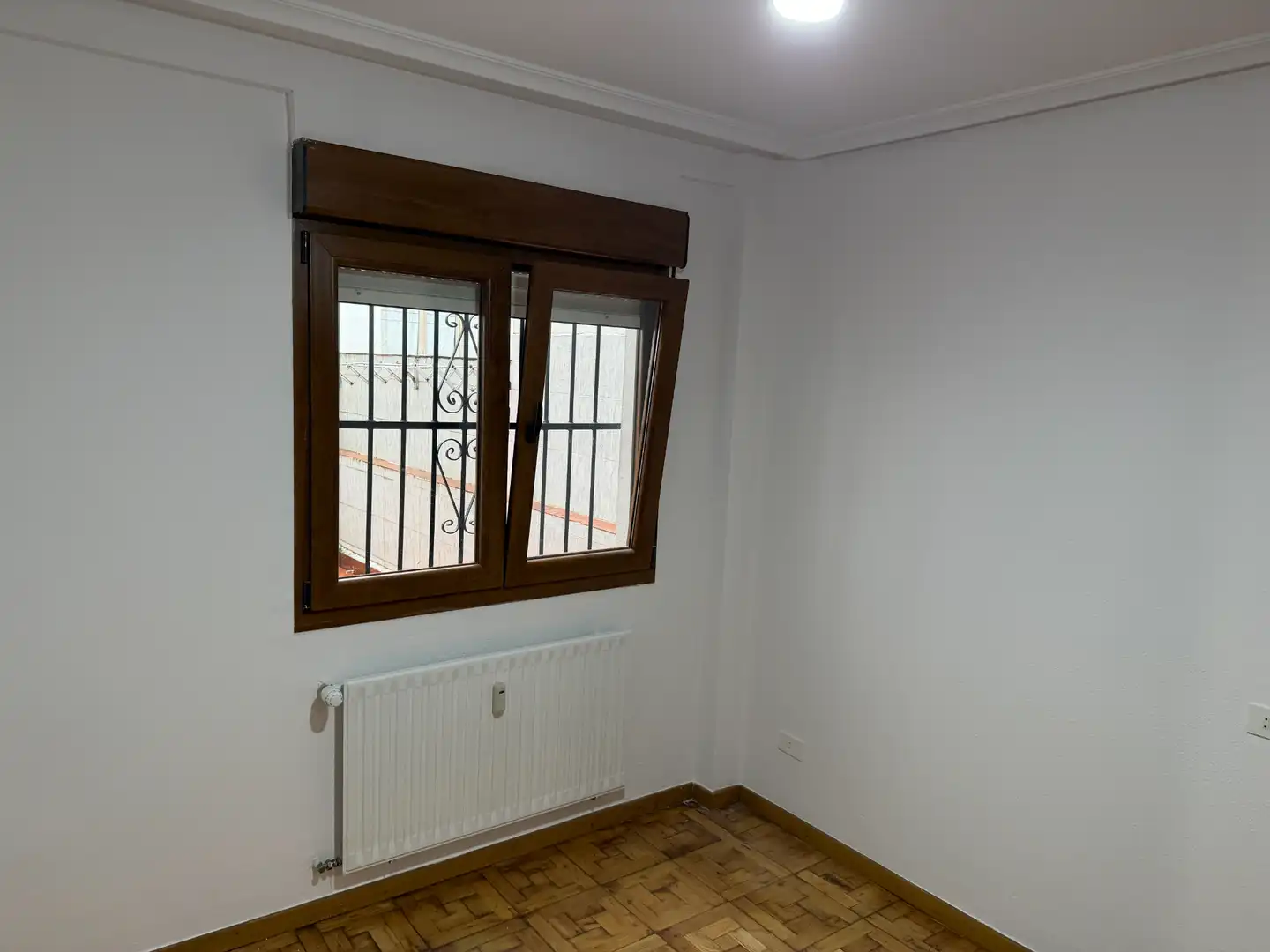 Dormitori de Pis en venda en Oviedo  amb Calefacció, Parquet i Terrassa
