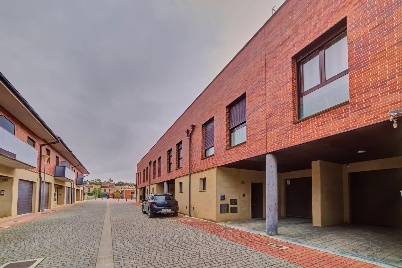 Außenansicht von Einfamilien-Reihenhaus zum Verkauf in Olite / Erriberri mit Heizung, Privatgarten und Parkett