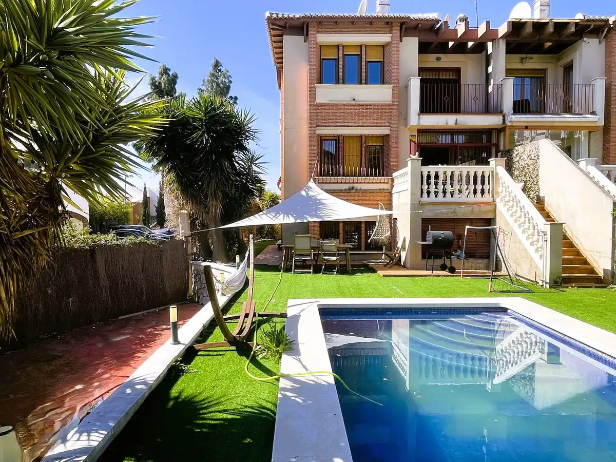 Schwimmbecken von Einfamilien-Reihenhaus zum Verkauf in Mijas mit Klimaanlage, Heizung und Privatgarten