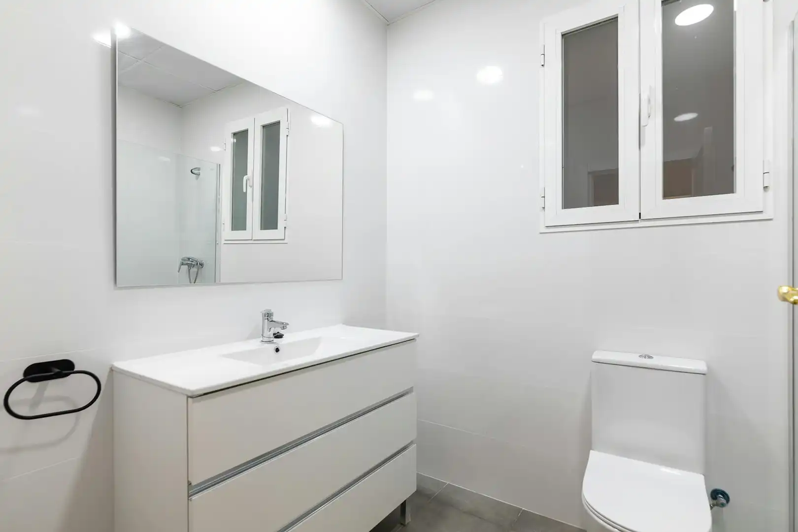 Bathroom of Flat for share in Valencia  with Heating and Washing machine