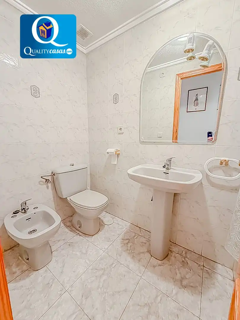 Bathroom of Flat for rent in Torrevieja  with Terrace