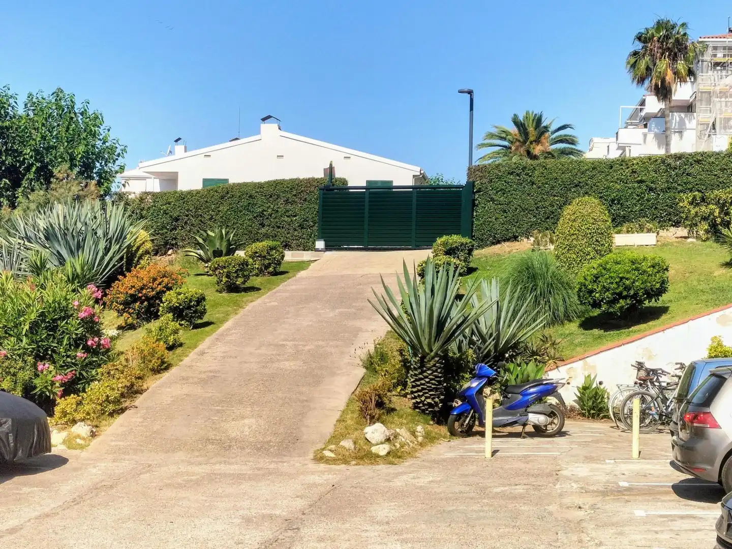 Außenansicht von Wohnung zum Verkauf in Sitges mit Privatgarten und Gemeinschaftspool