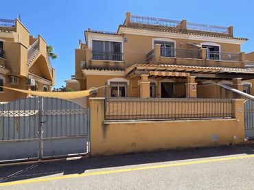 Adossat amb piscina en venda a Calle Calle Gotzone Mora 36