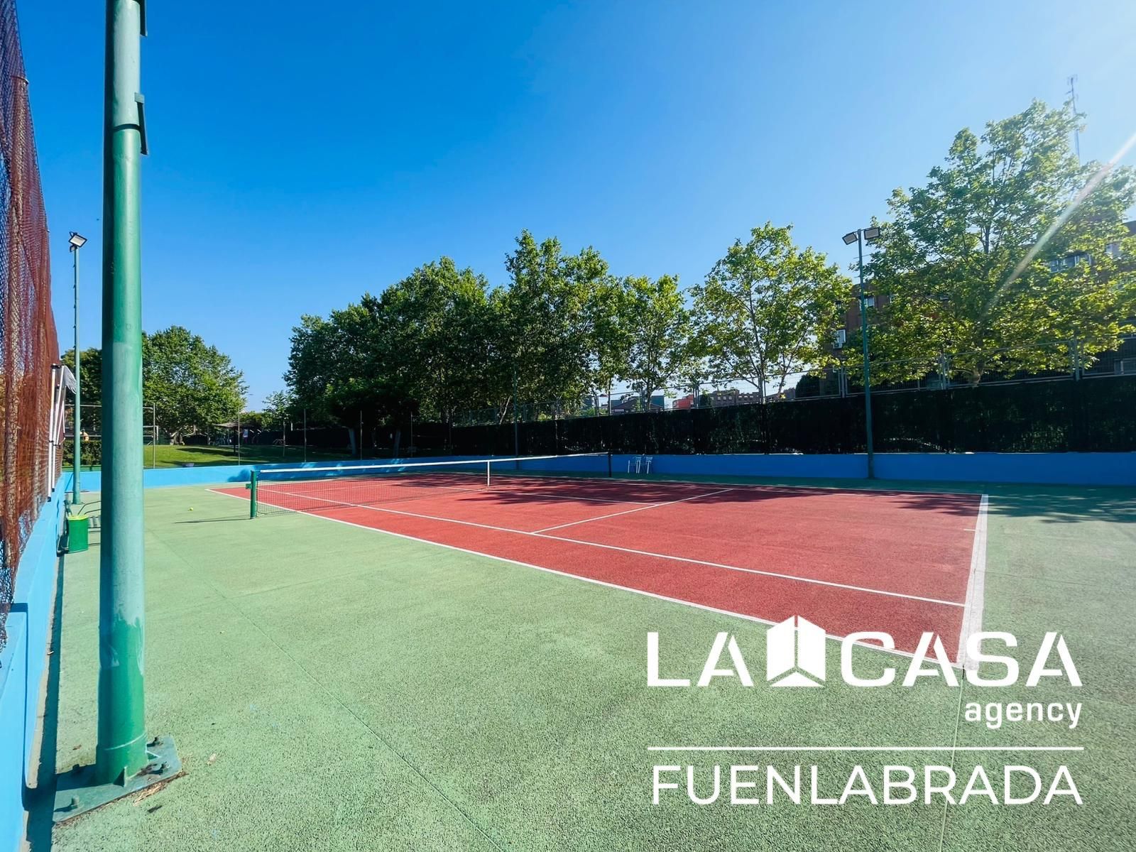 Vista exterior de Pis en venda en Fuenlabrada amb Calefacció, Terrassa i Piscina