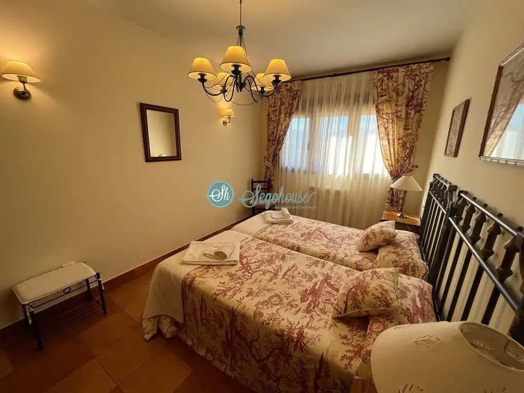 Dormitori de Casa o xalet de lloguer en Palazuelos de Eresma amb Calefacció, Terrassa i Moblat