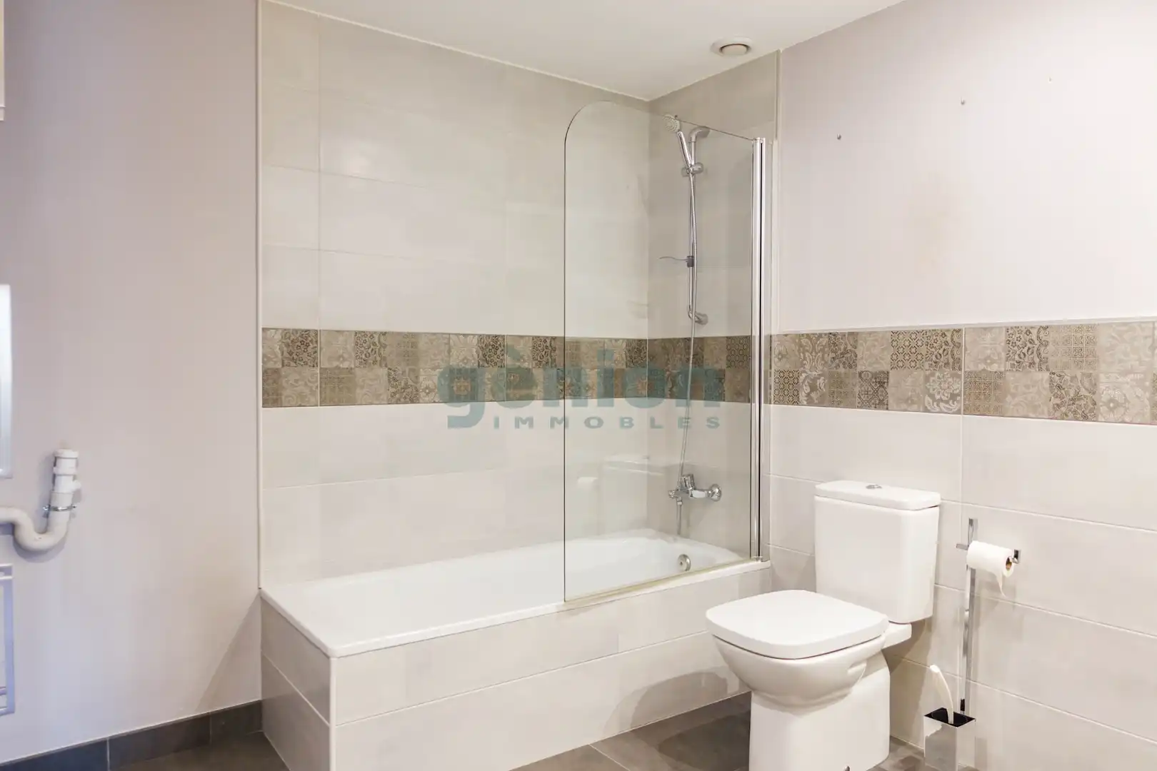 Bathroom of Flat for sale in Girona  with Air Conditioner and Heating