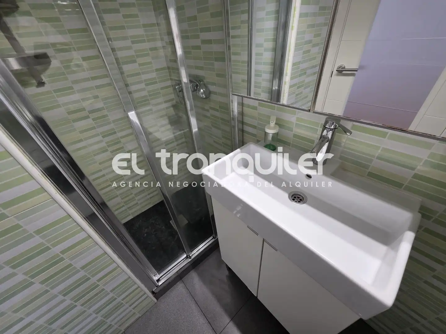 Bathroom of Study for rent in Madrid  with Air Conditioner, Parquet flooring and Washing machine