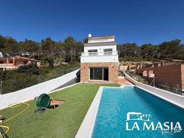 House with pool for sale in Olivella