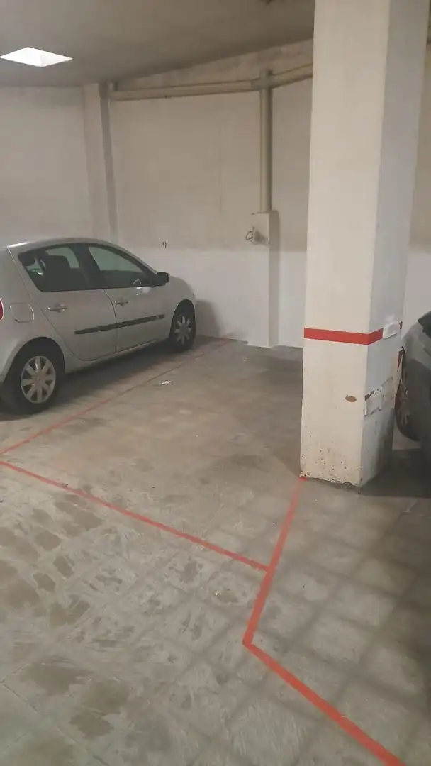 Einzelparkplatz zum Verkauf in Nucli Urbà, imagen 4