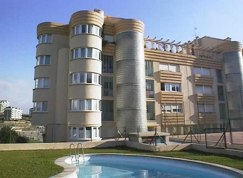 Vista exterior de Piso en venta en Castro-Urdiales con Calefacción, Parquet y Piscina comunitaria