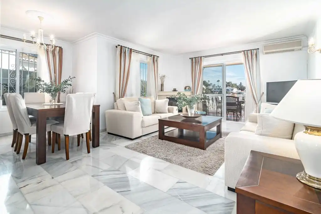 Sala d'estar de Casa o xalet en venda en Mijas amb Aire condicionat, Jardí privat i Terrassa
